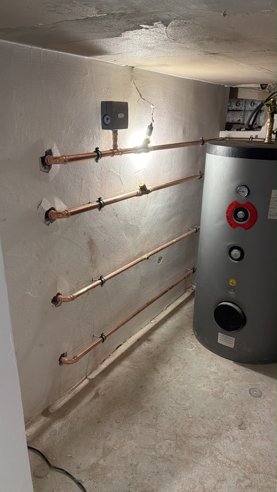 Saubere Rohrverteilung zum Warmwasserspeicher